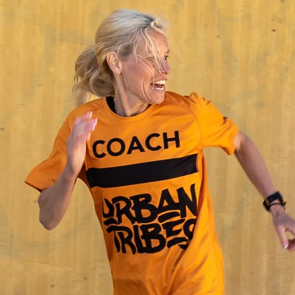 Åsa Lundin i orange coachtröja