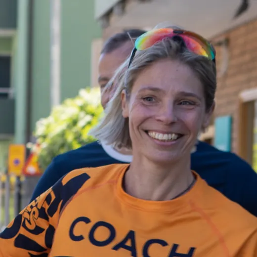 Lisa McRae i orange coachtröja