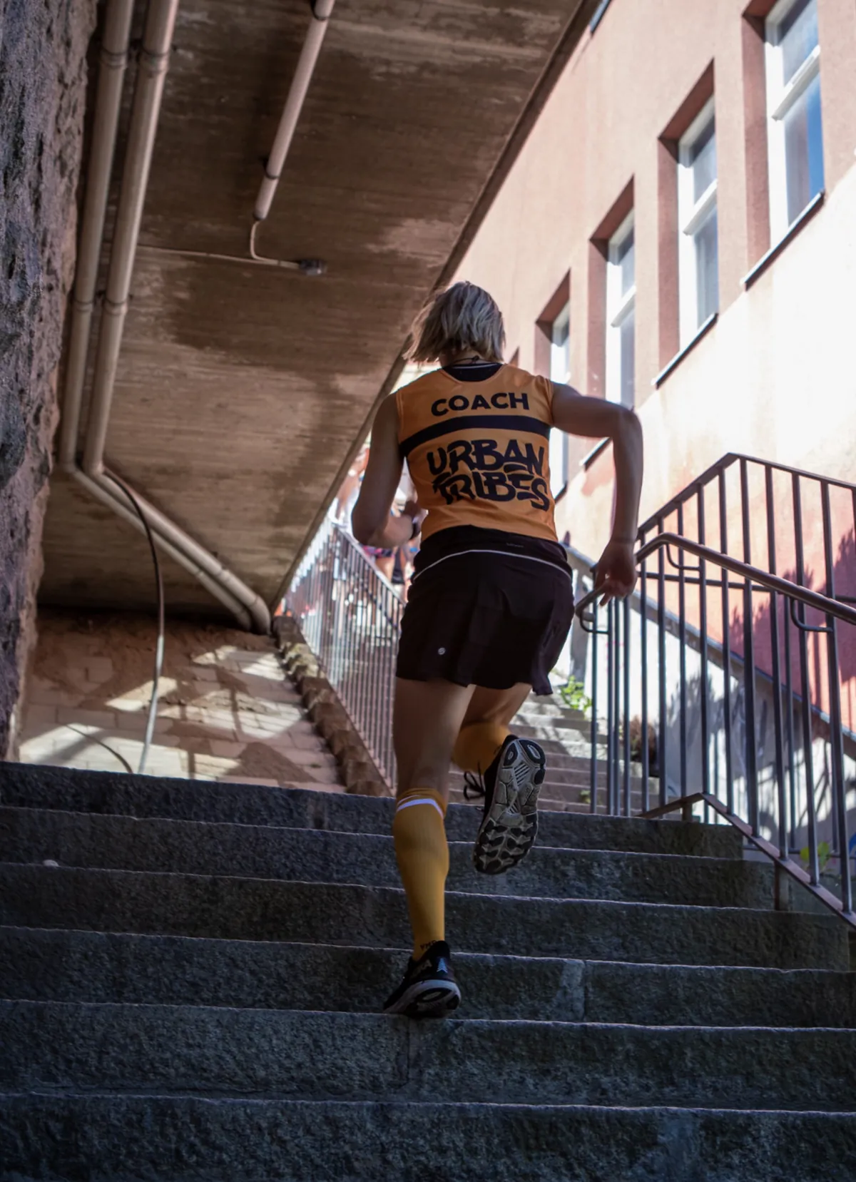 En löpare i Urban Tribes-tröja tar trapporna i Stockholm